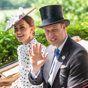 Le prince William, duc de Cambridge, et Catherine (Kate) Middleton, duchesse de Cambridge, lors du quatrième jour de la Royal Ascot 2022 à l'hippodrome d'Ascot dans le Berkshire, Royaume Uni, le 17 juin 2022. 