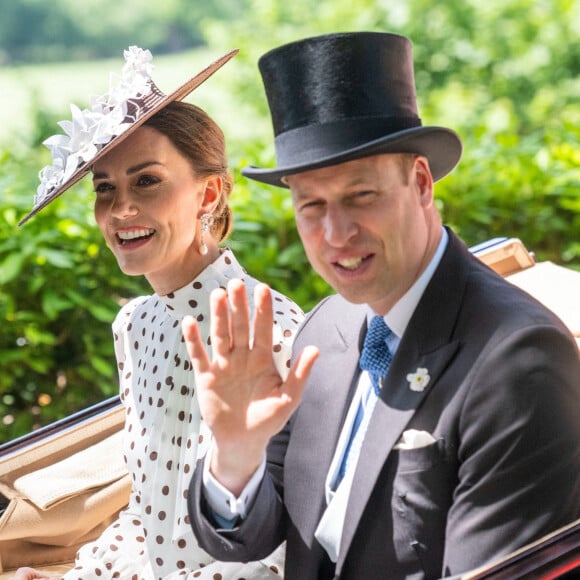 Le prince William, duc de Cambridge, et Catherine (Kate) Middleton, duchesse de Cambridge, lors du quatrième jour de la Royal Ascot 2022 à l'hippodrome d'Ascot dans le Berkshire, Royaume Uni, le 17 juin 2022. 