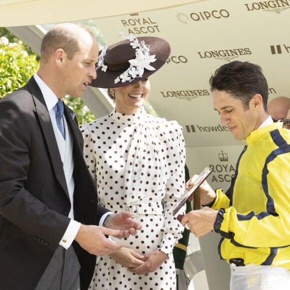 Le prince William, duc de Cambridge, Catherine (Kate) Middleton, duchesse de Cambridge, et le jockey Christophe Soumillon lors du quatrième jour de la Royal Ascot 2022 à l'hippodrome d'Ascot dans le Berkshire, Royaume Uni, le 17 juin 2022. 