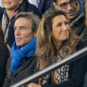 Anne-Claire Coudray et son compagnon Nicolas Vix dans les tribunes lors du match de football de qualification pour la Coupe du monde 2022 entre la France et le Kazakhstan au stade Parc des Princes à Paris, France, le 13 novembre 2021