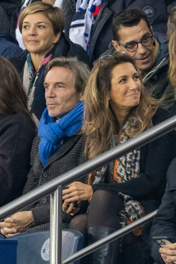 Anne-Claire Coudray et son compagnon Nicolas Vix dans les tribunes lors du match de football de qualification pour la Coupe du monde 2022 entre la France et le Kazakhstan au stade Parc des Princes à Paris, France, le 13 novembre 2021
