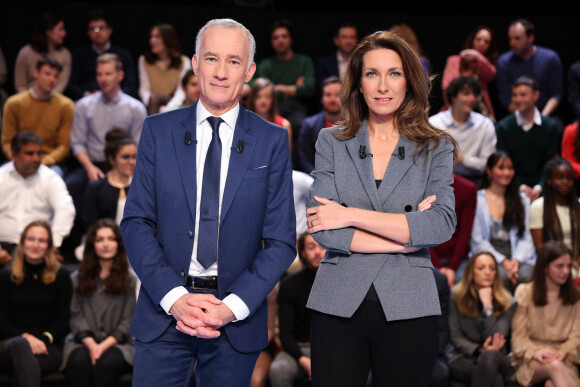 Gilles Bouleau, Anne-Claire Coudray - Les candidats à l'élection présidentielle sont sur le plateau de l'émission "La France face à la guerre" sur TF1 le 14 mars 2022