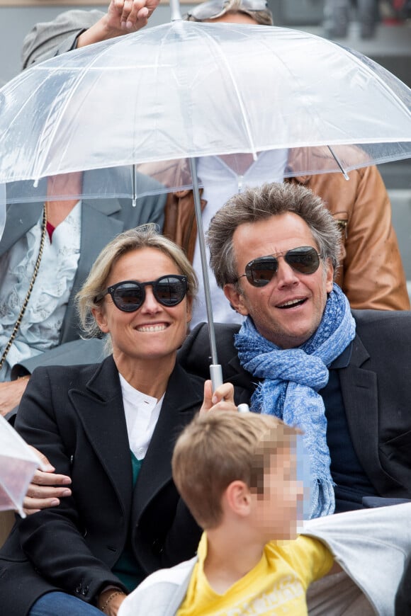 Anne-Sophie Lapix et son mari Arthur Sadoun dans les tribunes des internationaux de France de tennis de Roland Garros à Paris, France, le 8 juin 2019. © Jacovides / Moreau/Bestimage