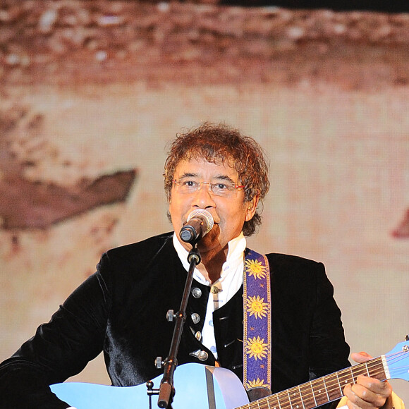 Exclusif - Laurent Voulzy - Surprises - Enregistrement de l'émission "La Chanson secrète 7 " à la Scène musicale à Paris, qui sera diffusée le 15 janvier 2021 sur TF1. Après le succès des précédentes éditions, " LA CHANSON SECRETE ", présentée par N.ALIAGAS et produite par DMLS TV, revient sur TF1. 8 artistes ne savent rien de ce qui va se passer pour eux ! Ils ont accepté de jouer le jeu, de se laisser totalement surprendre, émouvoir, parfois même déstabiliser car ils vont découvrir en même temps que les téléspectateurs une surprise : une chanson qui leur est chère revisitée et réinterprétée par un artiste. Des mises en scène spectaculaires au service de l'émotion... Et des émotions fortes pour l'artiste assis dans le fauteuil grâce à la venue sur le plateau de proches et d'invités inattendus. Les téléspectateurs seront aux premières loges pour vivre ces moments d'intimité musicale rare. © Gaffiot-Moreau / Bestimage 