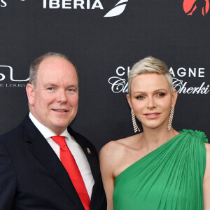 Le prince Albert II de Monaco et sa femme, la princesse Charlene au photocall de la cérémonie d'ouverture de la 61ème édition du Festival de Télévision de Monte-Carlo au Grimaldi Forum, à Monaco, le 17 juin 2022. © Bruno Bebert/Bestimage 