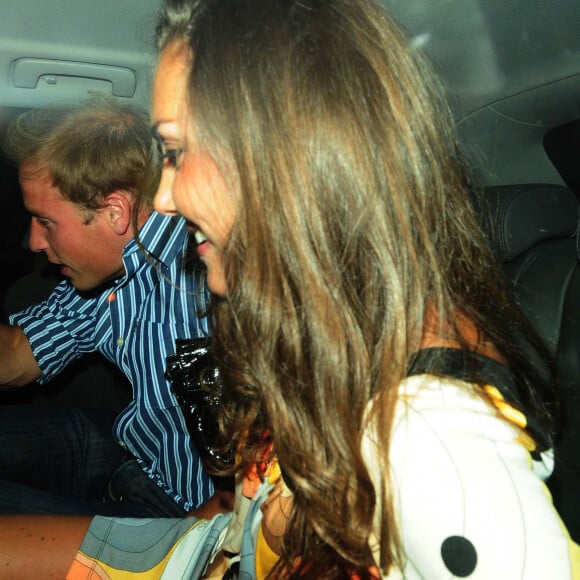 Le prince William et Kate Middleton quittent le club The Raffles, à Londres, en 2008