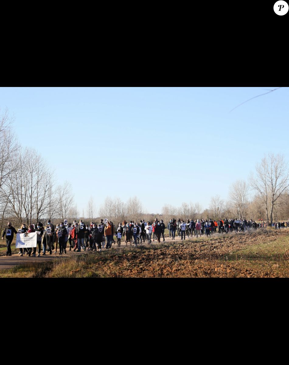 La famille et les proches se sont réunis pour une marche blanche en hommage à Delphine Jubillar, l'infirmière de 33 ans, disparue il y a un an, à Cagnac-les-Mines. Le 19 décembre 2021 © Patrick Bernard / Bestimage