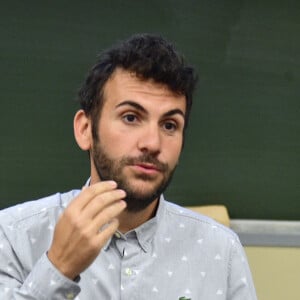 Laurent Ournac donne une conférence sur l'obésité dans l'amphithéâtre du CHU du Kremlin-Bicêtre pour l'association "Les-Poids-Plumes" le 10 octobre 2015.