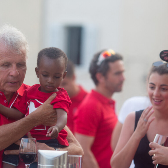 Patrick Poivre d'Arvor (PPDA), Ibrahima, Laurent Ournac et sa femme Ludivine (famille d'accueil) - Dîner des personnalités dans le cadre de l'étape du coeur 2017 au profit de l'association "Mécénat Chirurgie Cardiaque" - Hôtel Intercontinental à Marseille, le 21 juillet 2017. © CVS/Bestimage