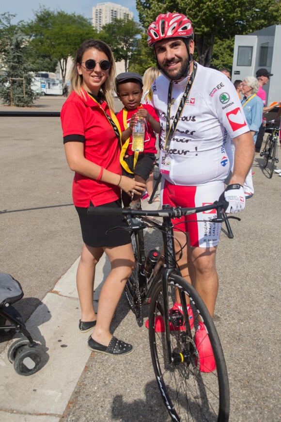 Laurent Ournac et sa femme Ludivine, famille d'accueil de Ibrahima - Préparatifs avant départ dans le cadre de l'étape du coeur 2017 au profit de l'association "Mécénat Chirurgie Cardiaque" au stade Orange Vélodrome à Marseille, le 22 juillet 2017. © CVS/Bestimage