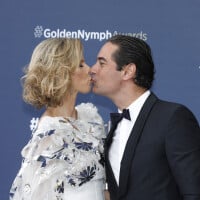 Sylvie Tellier amoureuse : tendres baisers à son mari Laurent face aux belles Diane Leyre et Amandine Petit