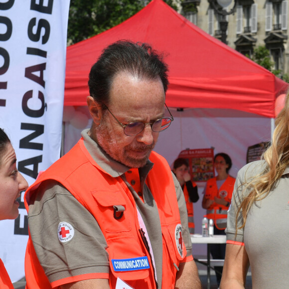 Adriana Karembeu, Marc Lévy et Philippe Da Costa - Lancement de la semaine de la grande quête nationale de la Croix-Rouge sur la place de la Bastille à Paris, le 14 mai 2022. © Veeren/Bestimage