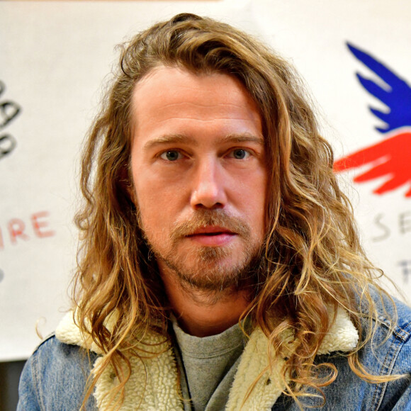 Julien Doré, après avoir lancé une tombola au profit des sinistrés de la tempête Alex qui a frappé les Alpes-Maritimes, fait un point presse au siège du Secours Populaire 06 à Nice le 23 novembre 2020. © Bruno Bebert / Bestimage 