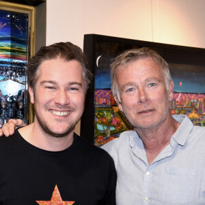 Johann Perathoner, Franck Dubosc lors du vernissage de l'exposition "Vue du ciel" de l'artiste 3D Johann Perathoner au Royal Monceau-Raffles Paris le 20 avril 2022. © Rachid Bellak / Bestimage 