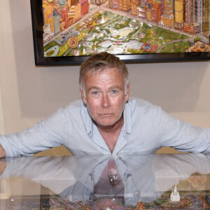 Franck Dubosc lors du vernissage de l'exposition "Vue du ciel" de l'artiste 3D Johann Perathoner au Royal Monceau-Raffles Paris le 20 avril 2022. © Rachid Bellak / Bestimage 