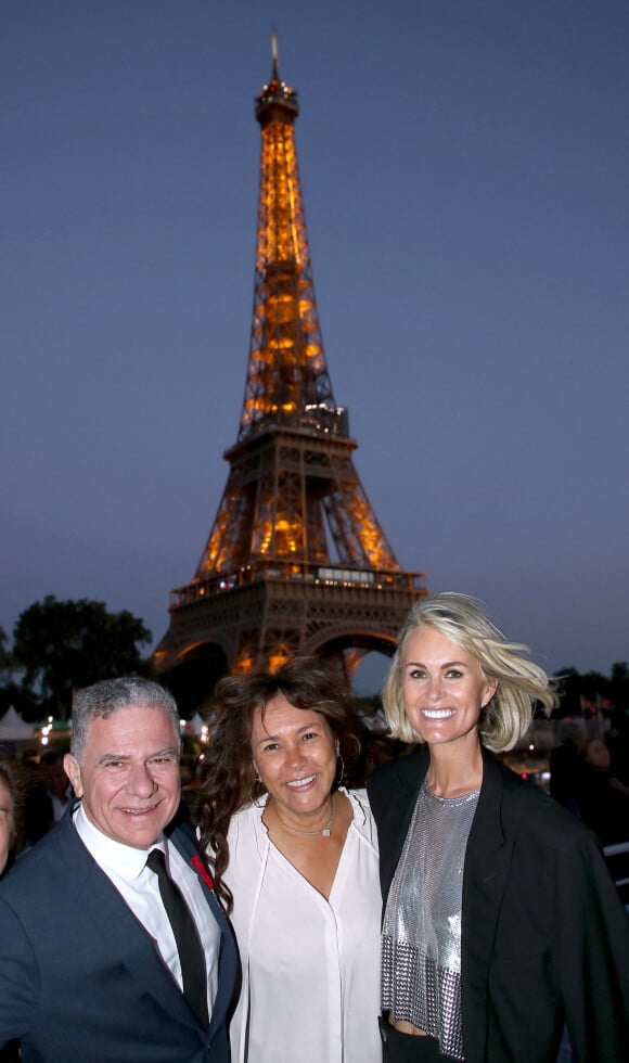 Exclusif - Thierry Chassagne, sa femme Rose-Hélène Chassagne et Laeticia Hallyday - Thierry Chassagne reçoit les insignes de Chevalier dans l'Ordre de la Légion d'Honneur des mains de Lévon Sayan sur le bateau "Le Paris" au port Debilly dans le quartier de Chaillot du 16ème arrondissement de Paris, France, le 13 juin 2022. © Bertrand Rindoff/Bestimage