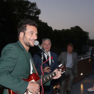 Exclusif - Amir Haddad donne un petit concert pour Thierry Chassagne - Thierry Chassagne reçoit les insignes de Chevalier dans l'Ordre de la Légion d'Honneur des mains de Lévon Sayan sur le bateau "Le Paris" au port Debilly dans le quartier de Chaillot du 16ème arrondissement de Paris, France, le 13 juin 2022. © Bertrand Rindoff/Bestimage