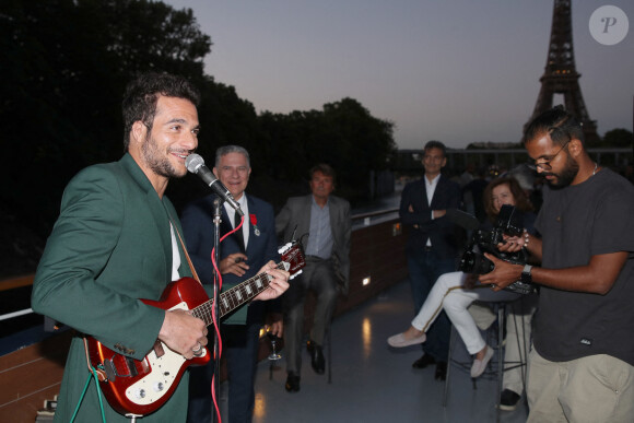 Exclusif - Amir Haddad donne un petit concert pour Thierry Chassagne - Thierry Chassagne reçoit les insignes de Chevalier dans l'Ordre de la Légion d'Honneur des mains de Lévon Sayan sur le bateau "Le Paris" au port Debilly dans le quartier de Chaillot du 16ème arrondissement de Paris, France, le 13 juin 2022. © Bertrand Rindoff/Bestimage