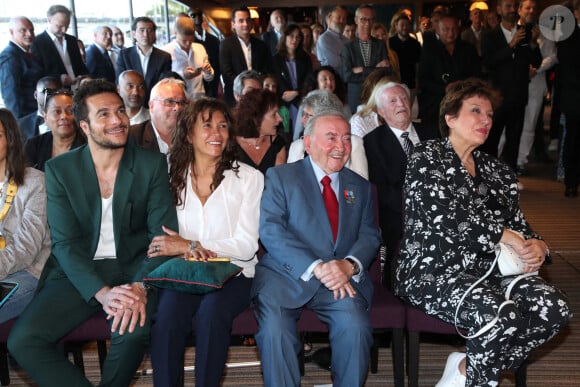 Exclusif - Amir Haddad, Rose-Hélène Chassagne, Lévon Sayan et Roselyne Bachelot-Narquin - Thierry Chassagne reçoit les insignes de Chevalier dans l'Ordre de la Légion d'Honneur des mains de Lévon Sayan sur le bateau "Le Paris" au port Debilly dans le quartier de Chaillot du 16ème arrondissement de Paris, France, le 13 juin 2022. © Bertrand Rindoff/Bestimage