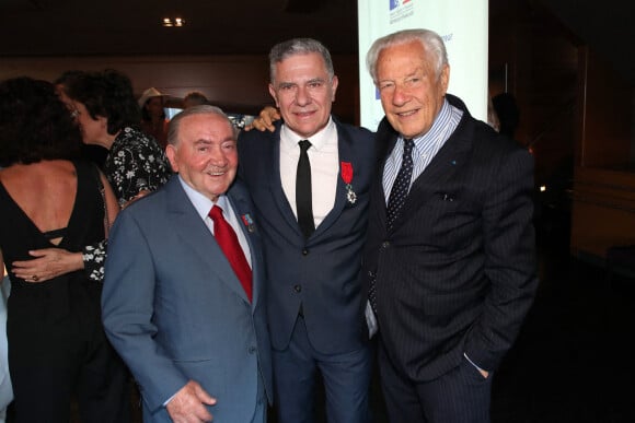 Exclusif - Lévon Sayan, Thierry Chassagne, Bernard Bosson (Ancien ministre délégué aux Affaires européennes) - Thierry Chassagne reçoit les insignes de Chevalier dans l'Ordre de la Légion d'Honneur des mains de Lévon Sayan sur le bateau "Le Paris" au port Debilly dans le quartier de Chaillot du 16ème arrondissement de Paris, France, le 13 juin 2022. © Bertrand Rindoff/Bestimage