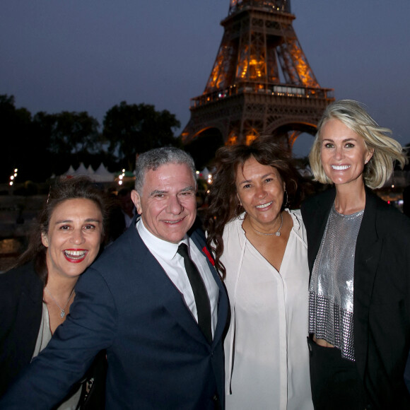 Exclusif - Tonie Behar, Thierry Chassagne et sa femme Rose-Hélène Chassagne, Laeticia Hallyday - Thierry Chassagne reçoit les insignes de Chevalier dans l'Ordre de la Légion d'Honneur des mains de Lévon Sayan sur le bateau "Le Paris" au port Debilly dans le quartier de Chaillot du 16ème arrondissement de Paris, France, le 13 juin 2022. © Bertrand Rindoff/Bestimage