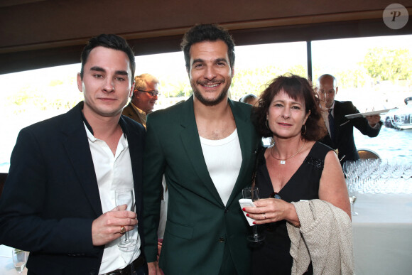 Exclusif - Rafaël furet (neveu de Thierry), Amir Haddad et Isabelle Furet (soeur de Thierry) - Thierry Chassagne reçoit les insignes de Chevalier dans l'Ordre de la Légion d'Honneur des mains de Lévon Sayan sur le bateau "Le Paris" au port Debilly dans le quartier de Chaillot du 16ème arrondissement de Paris, France, le 13 juin 2022. © Bertrand Rindoff/Bestimage