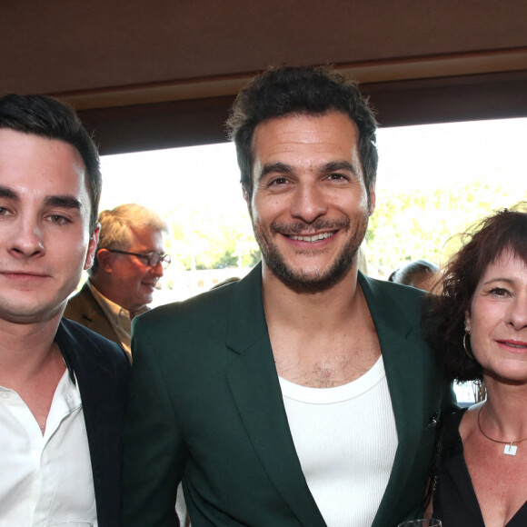 Exclusif - Rafaël furet (neveu de Thierry), Amir Haddad et Isabelle Furet (soeur de Thierry) - Thierry Chassagne reçoit les insignes de Chevalier dans l'Ordre de la Légion d'Honneur des mains de Lévon Sayan sur le bateau "Le Paris" au port Debilly dans le quartier de Chaillot du 16ème arrondissement de Paris, France, le 13 juin 2022. © Bertrand Rindoff/Bestimage