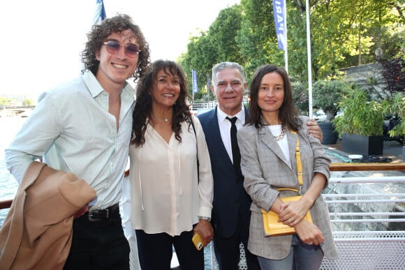 Exclusif - Cesar Laurent de Rummel (Ofenbach), Thierry Chassagne et sa femme Rose-Hélène Chassagne, guest - Thierry Chassagne reçoit les insignes de Chevalier dans l'Ordre de la Légion d'Honneur des mains de Lévon Sayan sur le bateau "Le Paris" au port Debilly dans le quartier de Chaillot du 16ème arrondissement de Paris, France, le 13 juin 2022. © Bertrand Rindoff/Bestimage