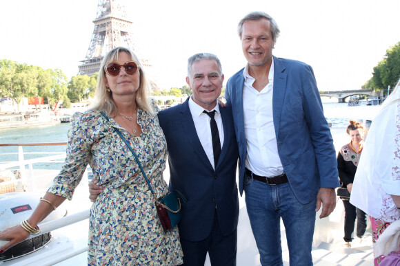 Exclusif - guest, Thierry Chassagne, Olivier Nusse (Directeur général d'Universal Music France) - Thierry Chassagne reçoit les insignes de Chevalier dans l'Ordre de la Légion d'Honneur des mains de Lévon Sayan sur le bateau "Le Paris" au port Debilly dans le quartier de Chaillot du 16ème arrondissement de Paris, France, le 13 juin 2022. © Bertrand Rindoff/Bestimage