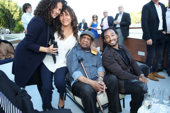 Exclusif - Rose-Hélène Chassagne avec sa fille Jessica, son père et son neveu Jordan - Thierry Chassagne reçoit les insignes de Chevalier dans l'Ordre de la Légion d'Honneur des mains de Lévon Sayan sur le bateau "Le Paris" au port Debilly dans le quartier de Chaillot du 16ème arrondissement de Paris, France, le 13 juin 2022. © Bertrand Rindoff/Bestimage