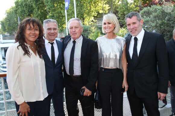 Exclusif - Thierry Chassagne et sa femme Rose-Hélène Chassagne avec Laeticia Hallyday, son compagnon Jalil Lespert et son père André Boudou - Thierry Chassagne reçoit les insignes de Chevalier dans l'Ordre de la Légion d'Honneur des mains de Lévon Sayan sur le bateau "Le Paris" au port Debilly dans le quartier de Chaillot du 16ème arrondissement de Paris, France, le 13 juin 2022. © Bertrand Rindoff/Bestimage