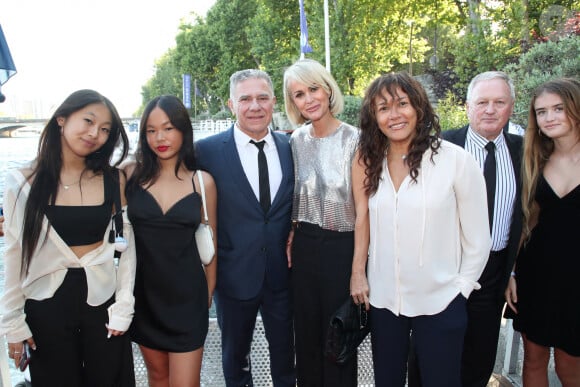 Exclusif - Thierry Chassagne et sa femme Rose-Hélène Chassagne avec Laeticia Hallyday, ses filles Jade et Joy, son père André Boudou et sa demi-soeur Alcéa - Thierry Chassagne reçoit les insignes de Chevalier dans l'Ordre de la Légion d'Honneur des mains de Lévon Sayan sur le bateau "Le Paris" au port Debilly dans le quartier de Chaillot du 16ème arrondissement de Paris, France, le 13 juin 2022. © Bertrand Rindoff/Bestimage  No Web pour la Belgique et la Suisse 