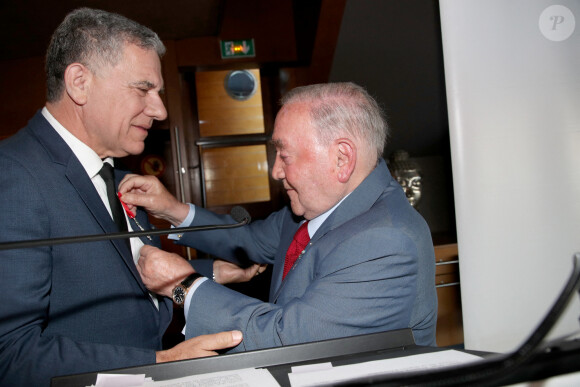 Exclusif - Thierry Chassagne, Lévon Sayan - Thierry Chassagne reçoit les insignes de Chevalier dans l'Ordre de la Légion d'Honneur des mains de Lévon Sayan sur le bateau "Le Paris" au port Debilly dans le quartier de Chaillot du 16ème arrondissement de Paris, France, le 13 juin 2022. © Bertrand Rindoff/Bestimage