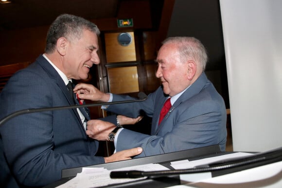 Exclusif - Thierry Chassagne, Lévon Sayan - Thierry Chassagne reçoit les insignes de Chevalier dans l'Ordre de la Légion d'Honneur des mains de Lévon Sayan sur le bateau "Le Paris" au port Debilly dans le quartier de Chaillot du 16ème arrondissement de Paris, France, le 13 juin 2022. © Bertrand Rindoff/Bestimage