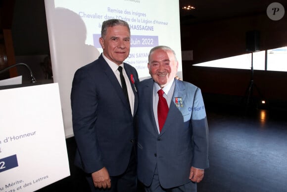 Exclusif - Thierry Chassagne, Lévon Sayan - Thierry Chassagne reçoit les insignes de Chevalier dans l'Ordre de la Légion d'Honneur des mains de Lévon Sayan sur le bateau "Le Paris" au port Debilly dans le quartier de Chaillot du 16ème arrondissement de Paris, France, le 13 juin 2022. © Bertrand Rindoff/Bestimage