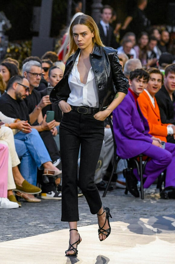 Cara Delevingne lors du défilé de mode Homme printemps-été 2023 Ami - Alexandre Mattiussi, au Sacré-Coeur à Paris, France, le 23 juin 2022. 