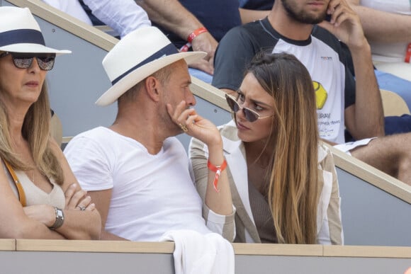 Roger Erhart et sa compagne Delphine Wespiser, Miss France 2012 - Célébrités dans les tribunes des internationaux de France de Roland Garros à Paris le 31 mai 2022. © Cyril Moreau - Dominique Jacovides/Bestimage 