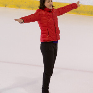 Nathalie Péchalat avec des enfants (répétitions) avant le spectacle avec l'équipe de France de patinage  à Boulogne-Billancourt le 26 avril 2014