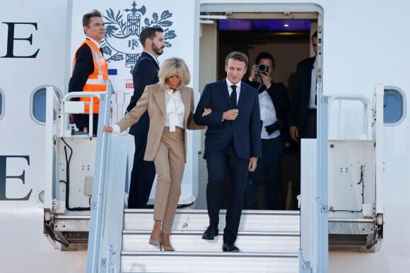 Le président français Emmanuel Macron et sa femme Brigitte Macron sont accueillis par le Premier ministre bavarois Markus Soeder à leur arrivée à l'aéroport Franz Josef Strauss de Munich, dans le sud de l'Allemagne à la veille du sommet du G7