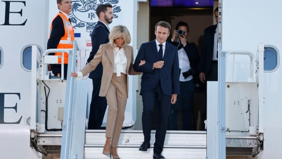 Les Macron au G7 : Brigitte brille en col lavallière, Emmanuel fait tomber la veste !