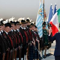 Les Macron au G7 : Brigitte brille en col lavallière, Emmanuel fait tomber la veste !