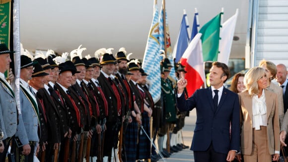 Les Macron au G7 : Brigitte brille en col lavallière, Emmanuel fait tomber la veste !