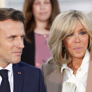Le président français Emmanuel Macron et sa femme Brigitte Macron sont accueillis par le Premier ministre bavarois Markus Soeder à leur arrivée à l'aéroport Franz Josef Strauss de Munich, dans le sud de l'Allemagne, le 25 juin 2022, à la veille du sommet du G7