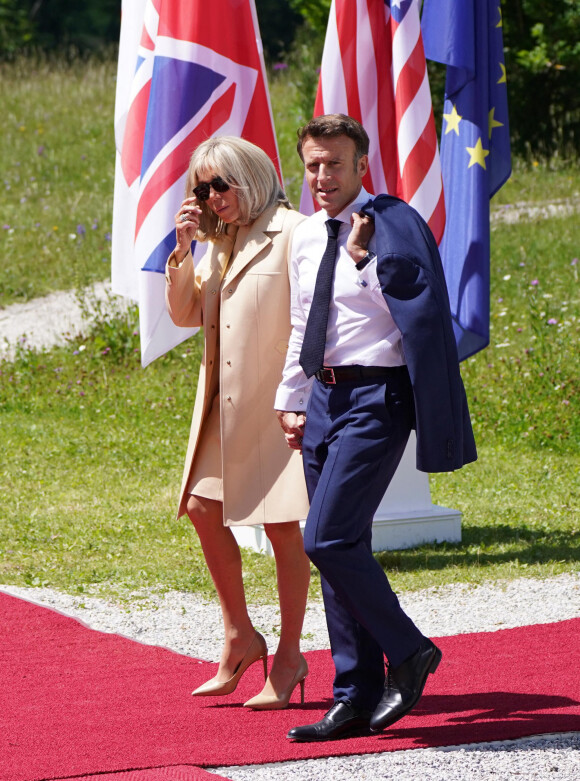 Emmanuel Macron, président de la République Française, et la Première dame Brigitte Macron, au photocall de la cérémonie d'accueil officielle du sommet du G7 à l'hôtel "Schloss Elmau" à Krun en Allemagne, le 26 juin 2022.