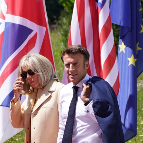 Emmanuel Macron, président de la République Française, et la Première dame Brigitte Macron, au photocall de la cérémonie d'accueil officielle du sommet du G7 à l'hôtel "Schloss Elmau" à Krun en Allemagne, le 26 juin 2022.