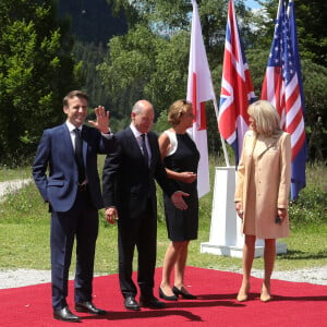 Emmanuel Macron, président de la République Française, et la Première dame Brigitte Macron, avec Olaf Scholz (chancelier d'Allemagne) et sa femme Britta Ernst au photocall de la cérémonie d'accueil officielle du sommet du G7 à l'hôtel "Schloss Elmau" à Krun en Allemagne, le 26 juin 2022