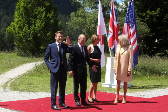 Emmanuel Macron, président de la République Française, et la Première dame Brigitte Macron, avec Olaf Scholz (chancelier d'Allemagne) et sa femme Britta Ernst au photocall de la cérémonie d'accueil officielle du sommet du G7 à l'hôtel "Schloss Elmau" à Krun en Allemagne, le 26 juin 2022