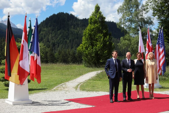 Emmanuel Macron, président de la République Française, et la Première dame Brigitte Macron, avec Olaf Scholz (chancelier d'Allemagne) et sa femme Britta Ernst au photocall de la cérémonie d'accueil officielle du sommet du G7 à l'hôtel "Schloss Elmau" à Krun en Allemagne, le 26 juin 2022.