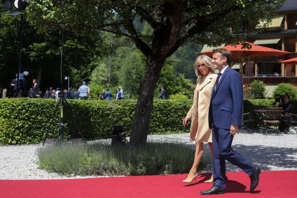 Emmanuel Macron, président de la République Française, et la Première dame Brigitte Macron, au photocall de la cérémonie d'accueil officielle du sommet du G7 à l'hôtel "Schloss Elmau" à Krun en Allemagne, le 26 juin 2022