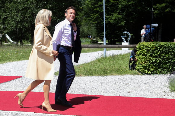 Emmanuel Macron, président de la République Française, et la Première dame Brigitte Macron, au photocall de la cérémonie d'accueil officielle du sommet du G7 à l'hôtel "Schloss Elmau" à Krun en Allemagne, le 26 juin 2022